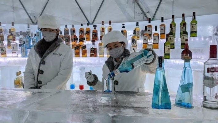 アイスヴィレッジ内にはバーも。滑りにくい靴、温かい服でおでかけを！