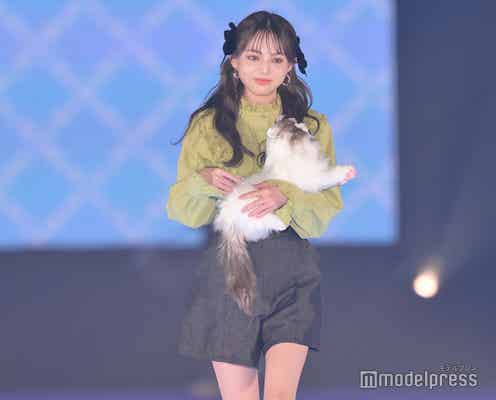 ちぃぽぽ、スラリ美脚に釘付け “猫”と登場<GirlsAward 2022 A/W>