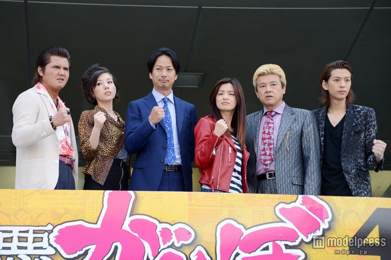 新月9ドラマ「極悪がんぼ」制作発表会の様子（左より）竹内力、仲里依紗、椎名桔平、尾野真千子、三浦友和、三浦翔平