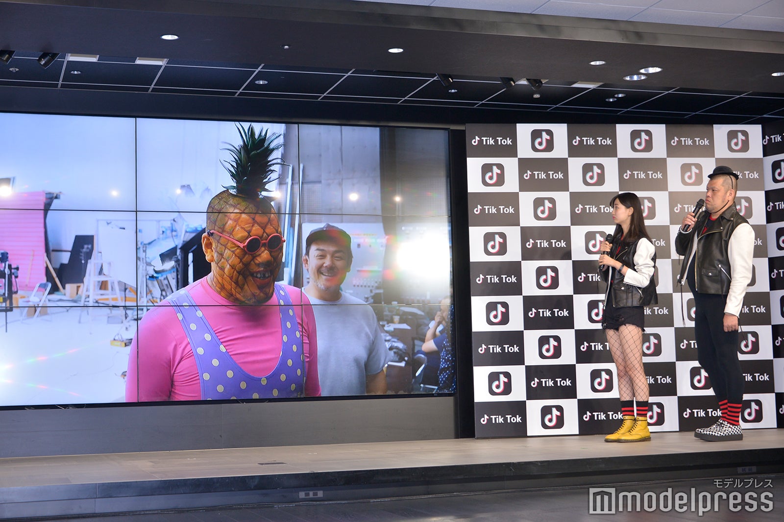 CMメイキングを鑑賞中 （C）モデルプレス