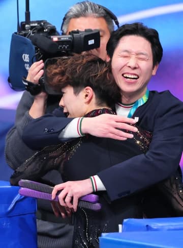 フィギュア JOCが異例の投稿でコーチ陣にスポット「強い絆で」トップは世界を沸かせた日下コーチ ファン「本当に大事なんだと思わされた」