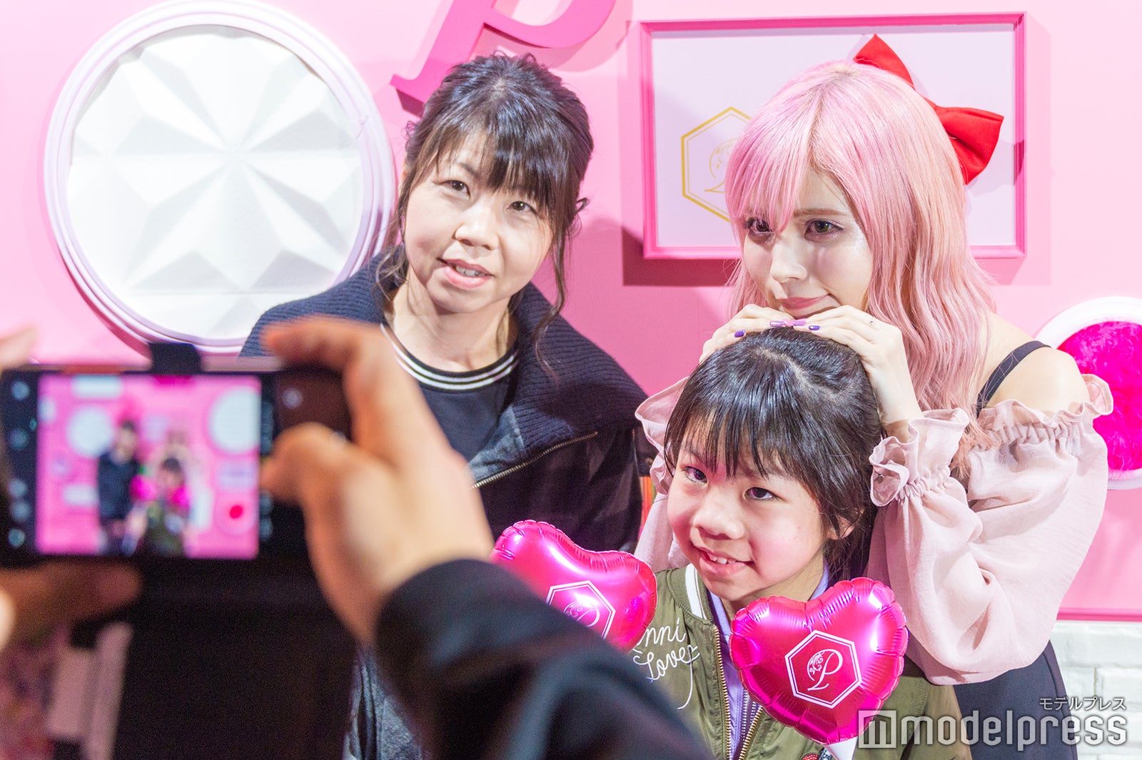 トークショー後にはファンとの記念撮影も（C）モデルプレス