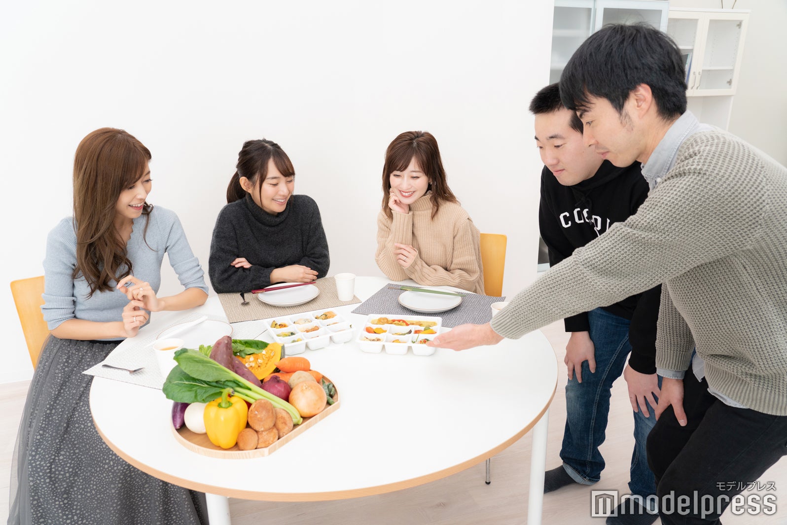 メニュー開発の様子（C）モデルプレス