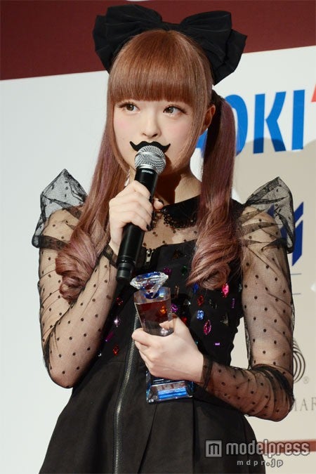 受賞の喜びを語るきゃりーぱみゅぱみゅ