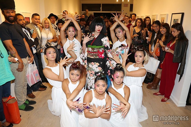 南明奈（中央）／ショーの様子