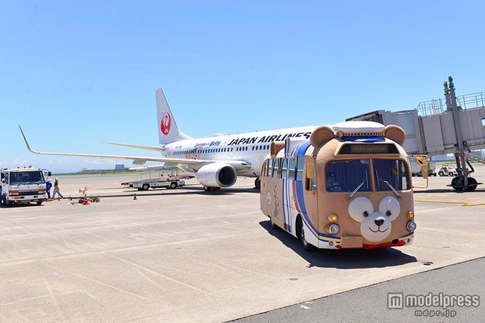 JALハッピージャーニーエクスプレスとダッフィーバス(C)Disney