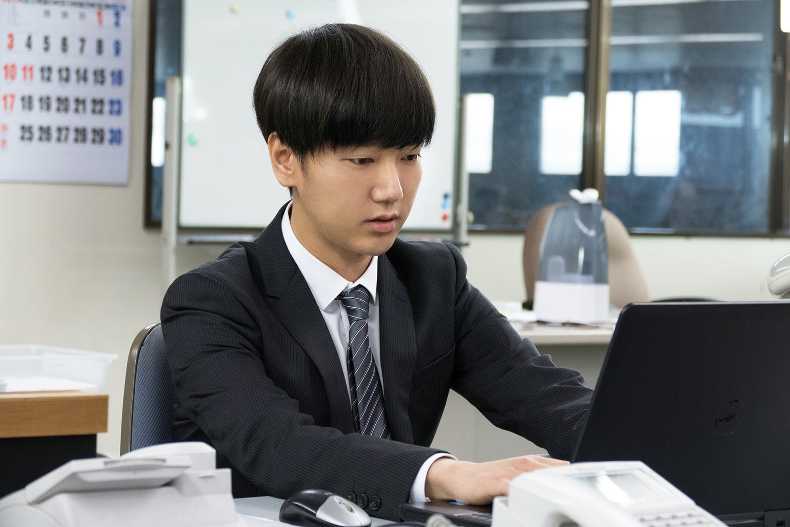 サラリーマンとして働くスーツ姿（C）2016「いきなり先生」製作委員会