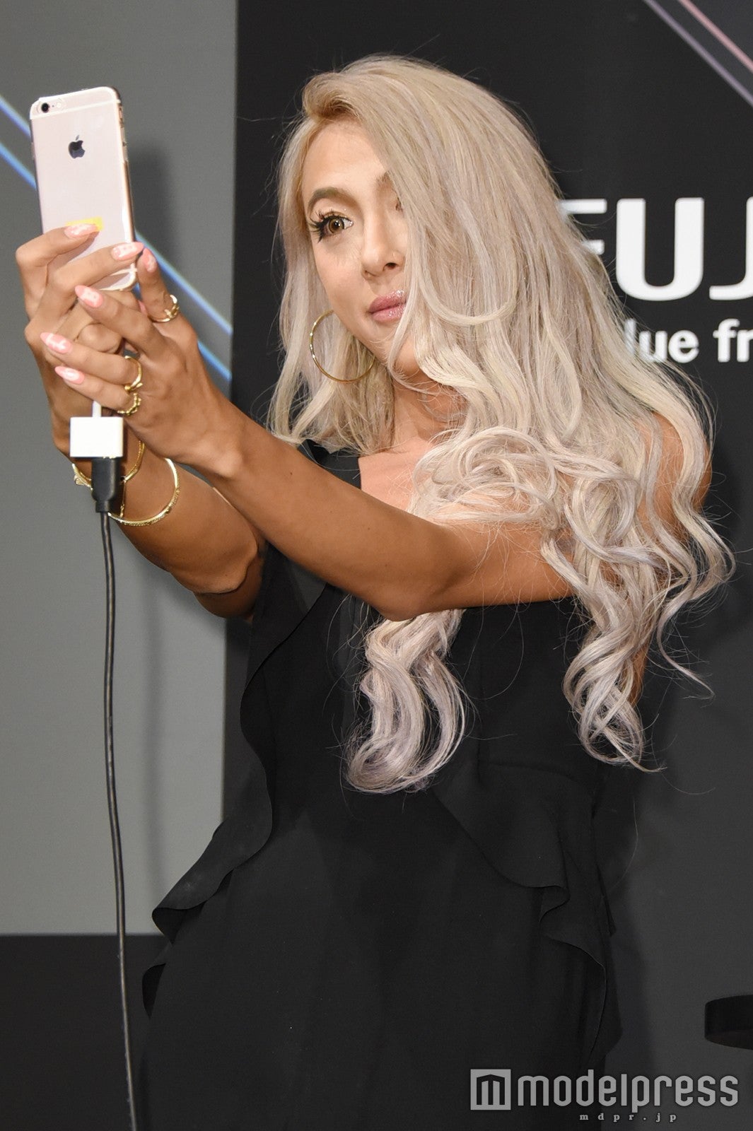 GENKINGのInstagram秘話、1回の“自撮り枚数”に驚愕　脚長効果の撮影テクも