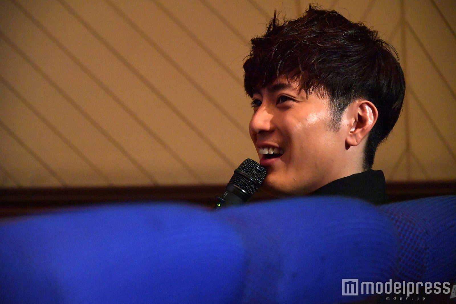 矢本悠馬のことを客席で見守る間宮祥太朗 （C）モデルプレス