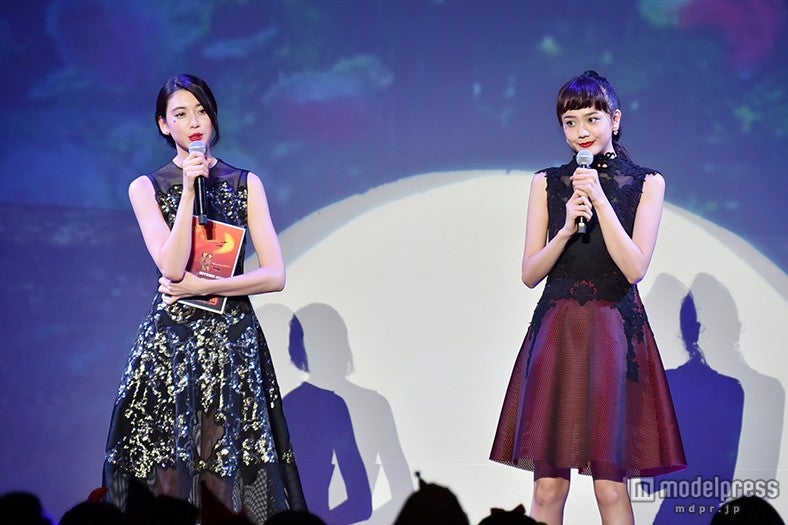 （左から）三吉彩花、松井愛莉