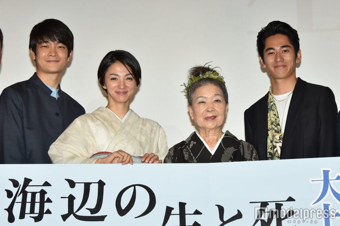 (左から)井之脇海、満島ひかり、朝崎郁恵、永山絢斗(C)モデルプレス