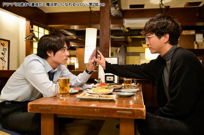 赤楚衛二、浅香航大/ドラマ「30歳まで童貞だと魔法使いになれるらしい」第2話より(提供写真)