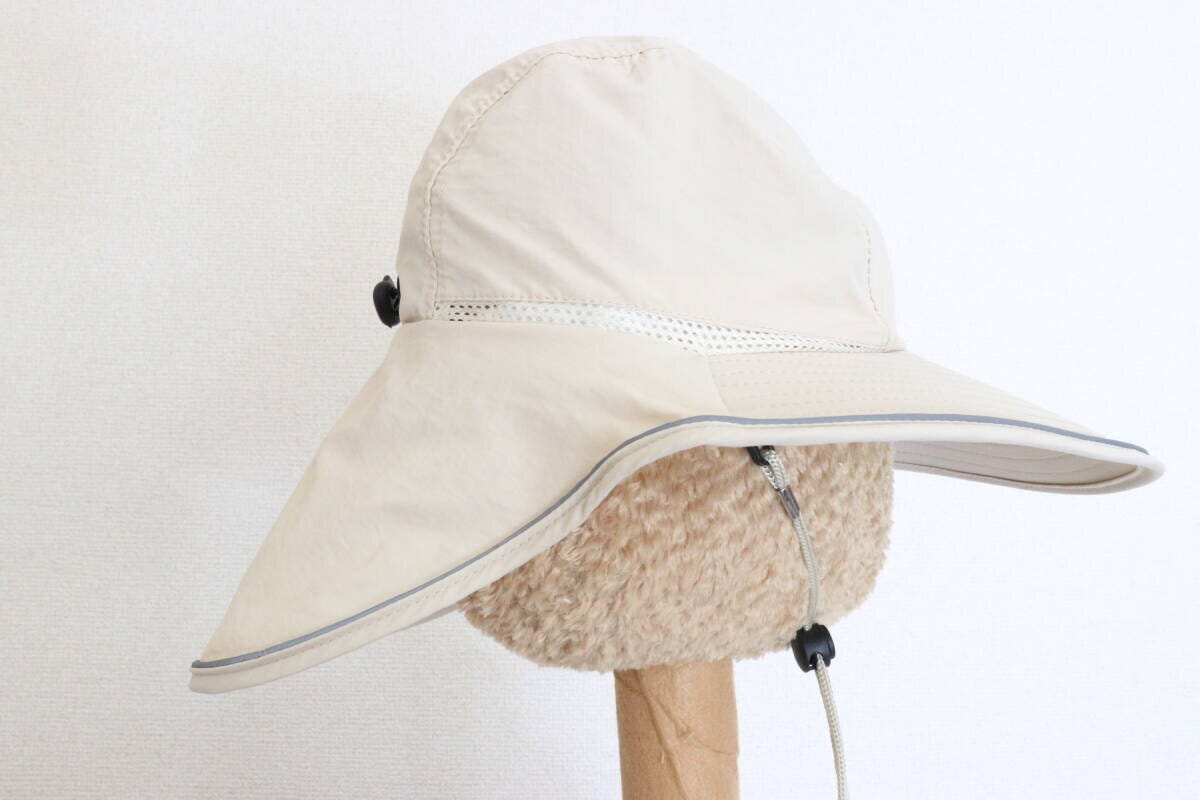 ダイソーの紐付バケットハットを被った図