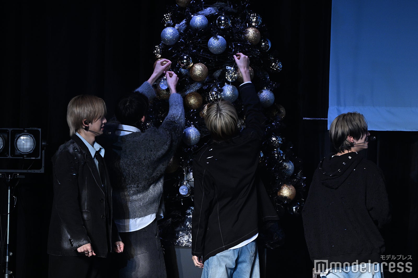 ツリーを飾り付ける&TEAMメンバー（C）モデルプレス