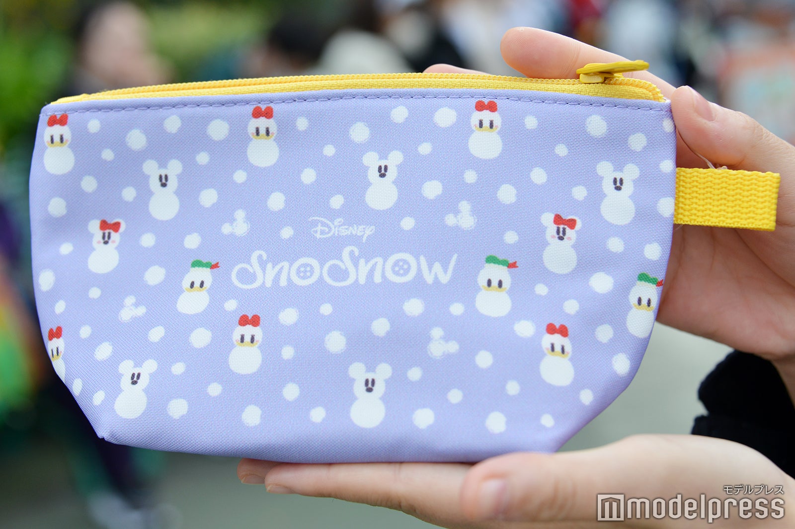 「フードブース（トゥモローランド側）」「パパダキス・フレッシュフルーツ」ではチョコドーナツ（80）にプラス80でスーベニアポーチを付けることができる