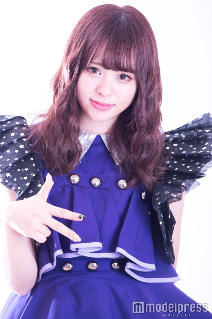 アイドル「マジカル・パンチライン」衣装の佐藤麗奈がマジパンポーズ(C)モデルプレス