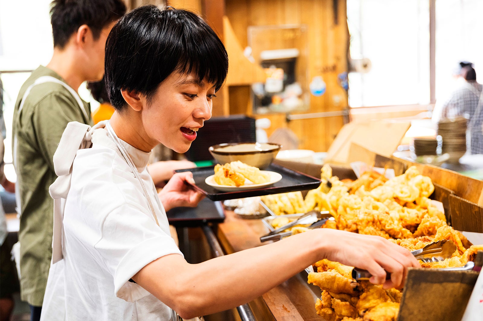 ホストおすすめのうどん屋へ（C）Airbnb