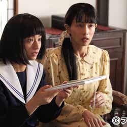 10代の姿も演じた尾野真千子(左)と長谷川京子(右)