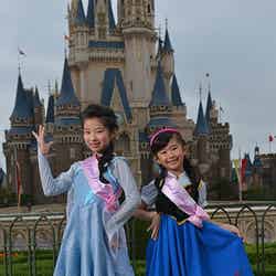 「アナと雪の女王」のアナとエルサに変身できるドレス新登場（C）Disney
