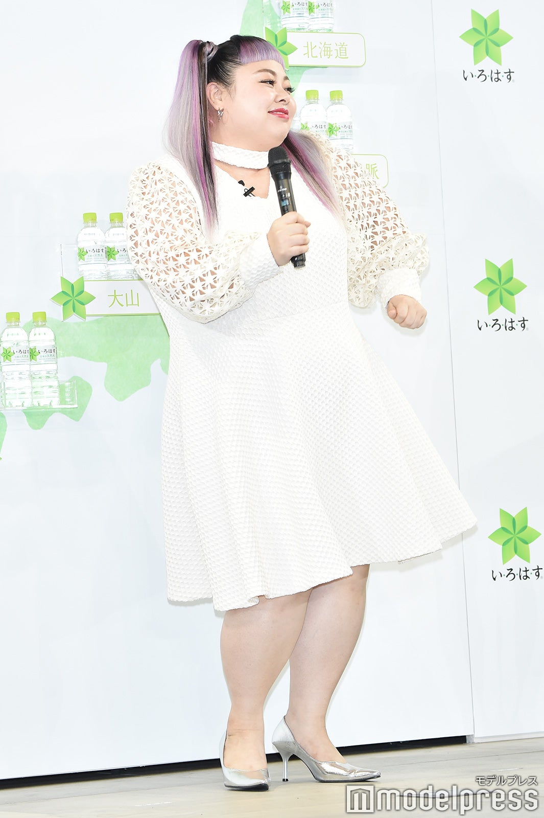 髪を切る前の渡辺直美（C）モデルプレス