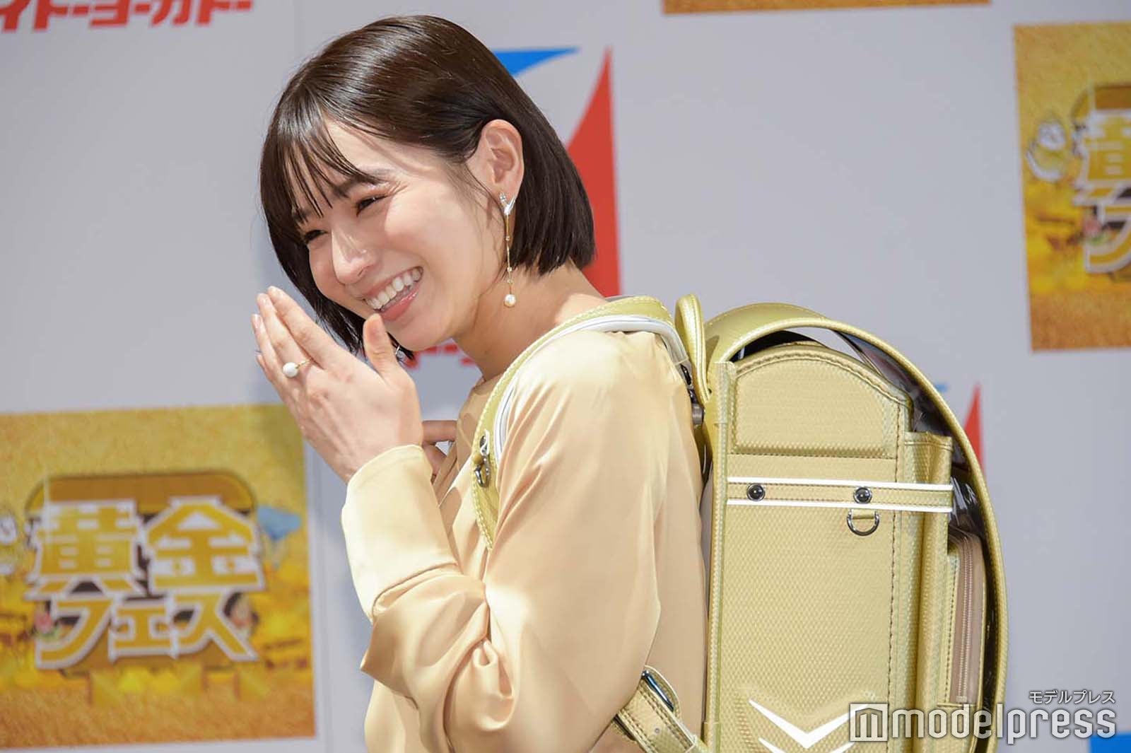 ランドセルに照れる傳谷英里香（C）モデルプレス