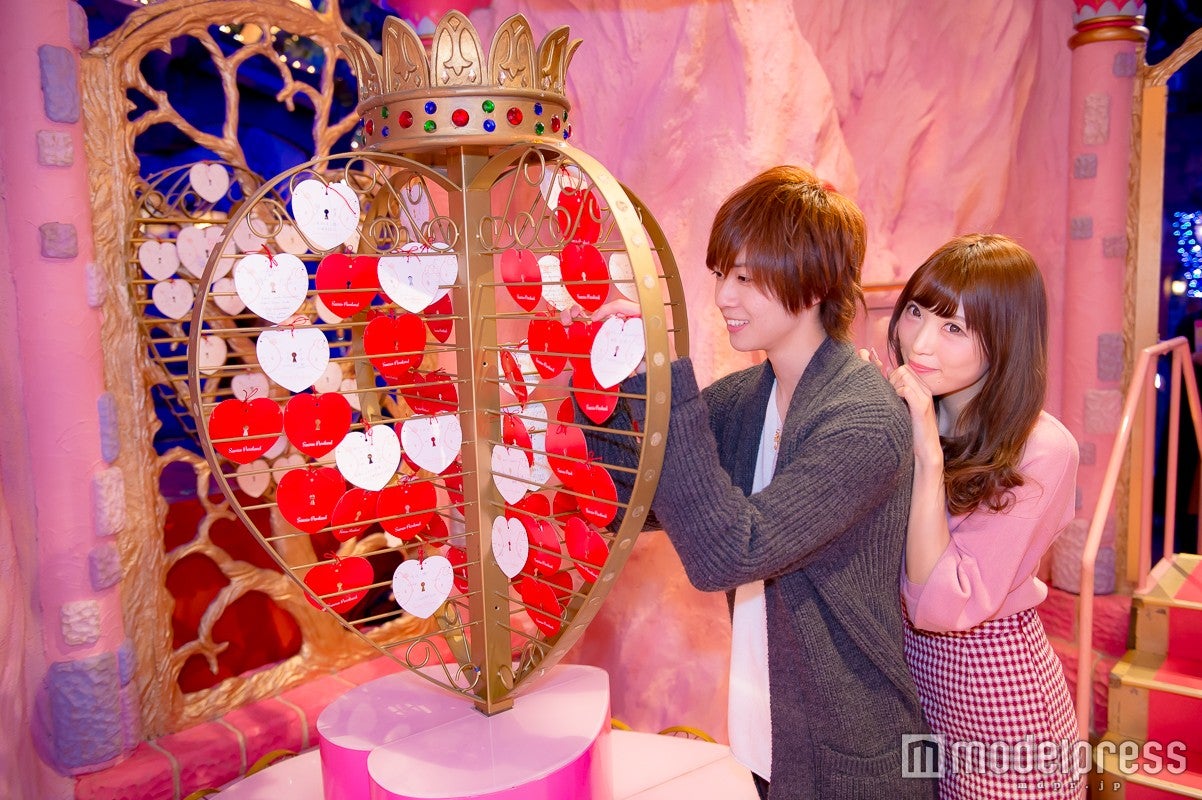 2人の気持ちを形に残す／モデル：かえで、笹森裕貴（C）モデルプレス