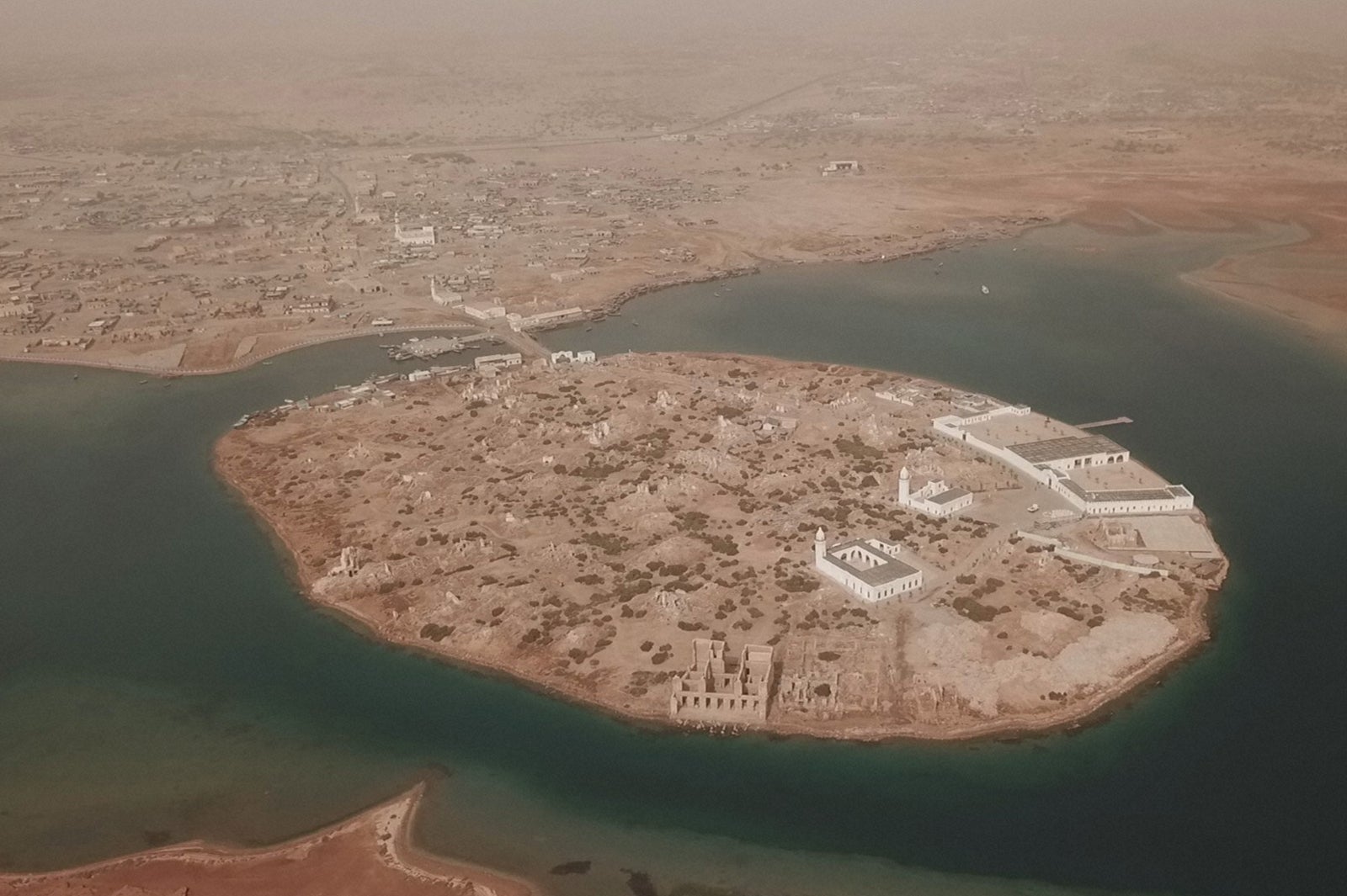 灼熱の国に栄えた“サンゴの町”（C）TBS