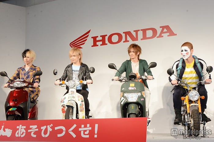 ゴールデンボンバー・歌広場淳、鬼龍院翔、喜矢武豊、樽美酒研二(左から)