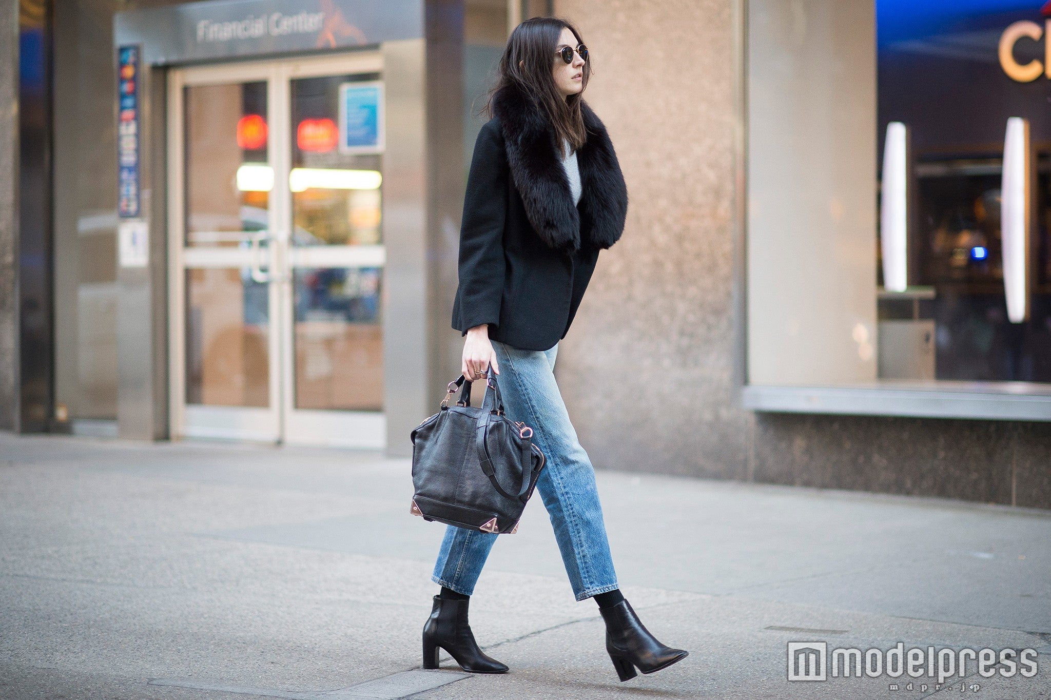 シンプルな黒のショート丈ブーツは絶対使える！／photo：Getty Images