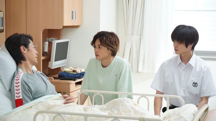 福士誠治、草川拓弥、西垣匠/「みなと商事コインランドリー」第9話より(C)缶爪さわ・椿ゆず/KADOKAWA/「みなと商事コインランドリー」製作委員会