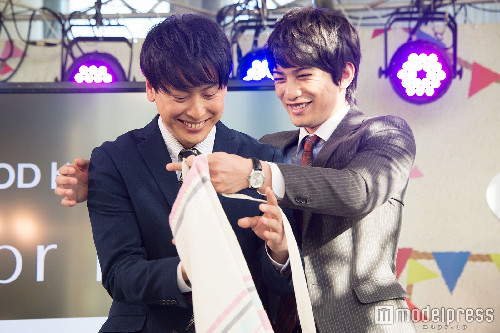 山下健二郎にエプロンを着せる町田啓太（C）モデルプレス