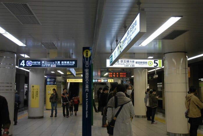 九段下駅は、同じホームの右側が都営新宿線、左側が東京メトロ半蔵門線
