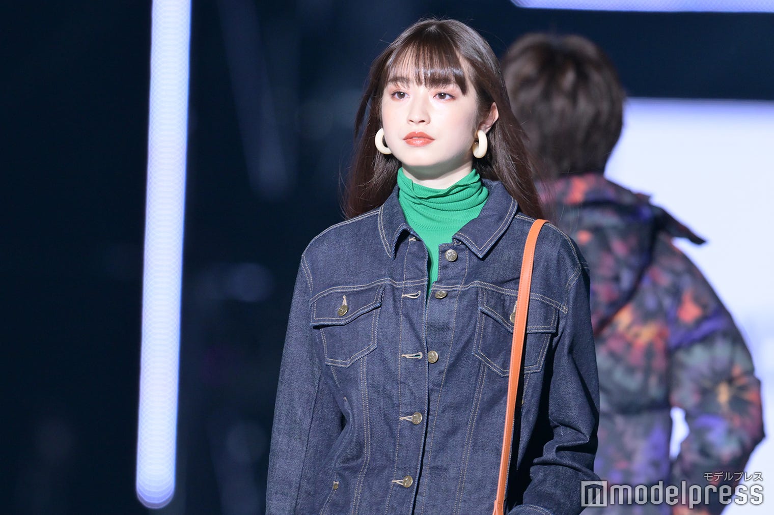 TGCデビューで注目「Seventeen」モデル葛西杏也菜、アースカラーコーデにジャケットがカッコいい<TGC 2022 A/W>