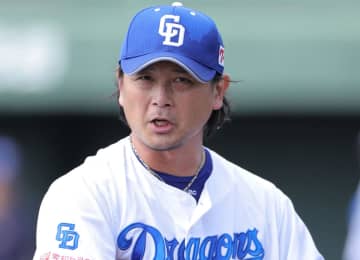 中日・涌井 キャンプ地の沖縄でジンギスカンを食す新人歓迎会を開催 村松がトングを持ち、上林はグラスを見つめる