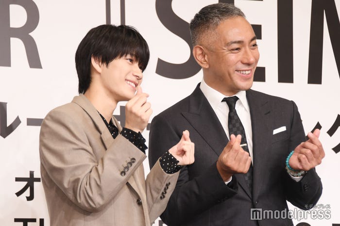 指ハートで徐々に距離を縮める嶋崎斗亜、市川團十郎(C)モデルプレス