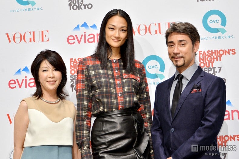 （左から）「VOGUE JAPAN」渡辺三津子編集長、冨永愛、クリス・ペプラー