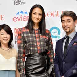 （左から）「VOGUE JAPAN」渡辺三津子編集長、冨永愛、クリス・ペプラー