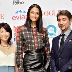 (左から)「VOGUE JAPAN」渡辺三津子編集長、冨永愛、クリス・ペプラー