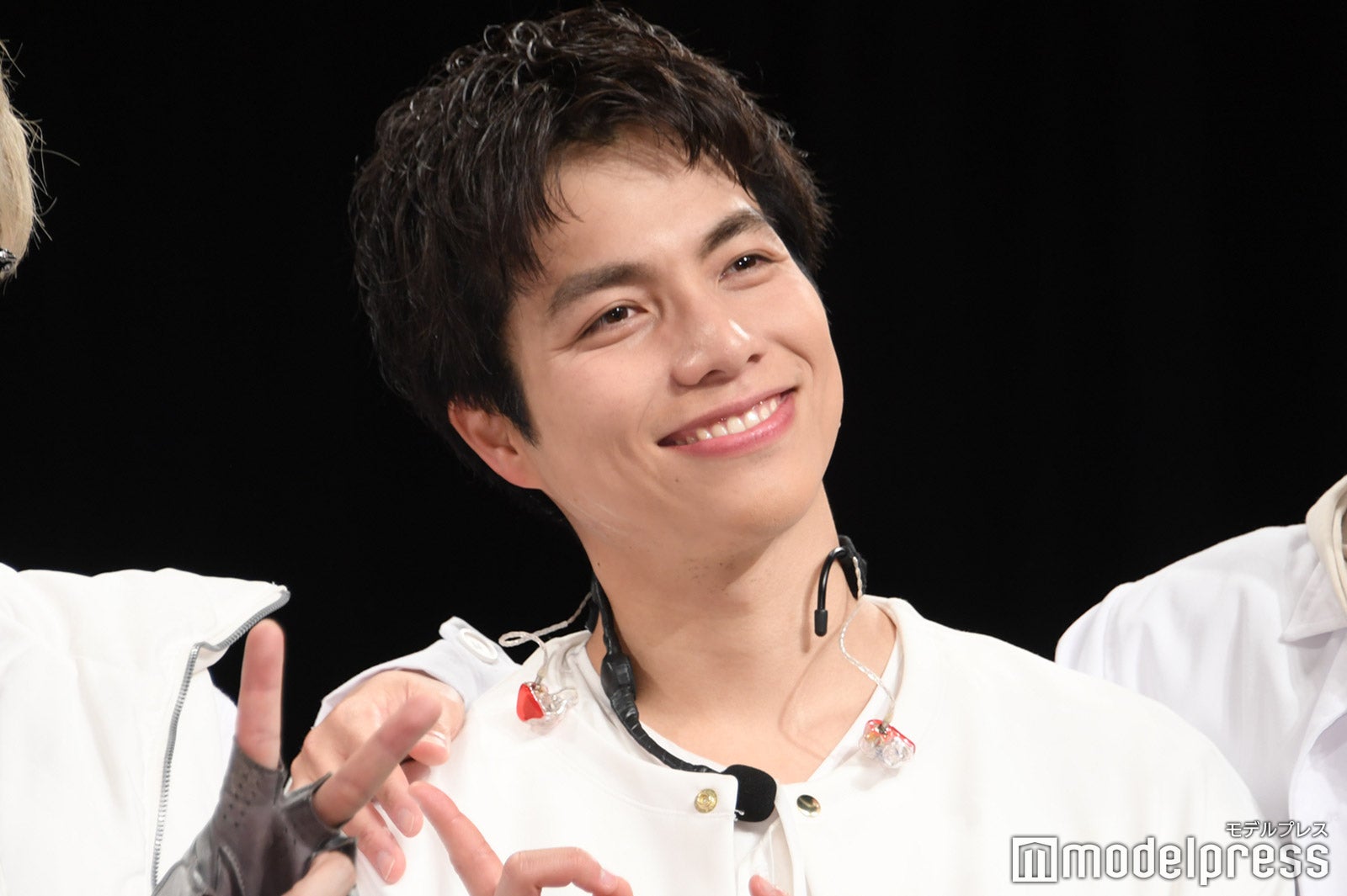 主役の神山智洋をさす重岡大毅（C）モデルプレス