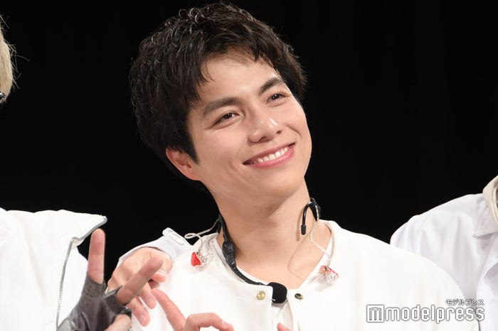 主役の神山智洋をさす重岡大毅(C)モデルプレス