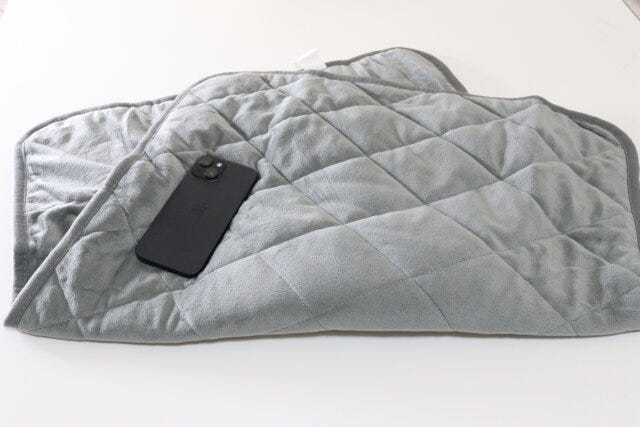 ダイソー USB式ひざ掛け(LGY) ダイソーのUSB式ひざ掛け(LGY)とスマホの比較