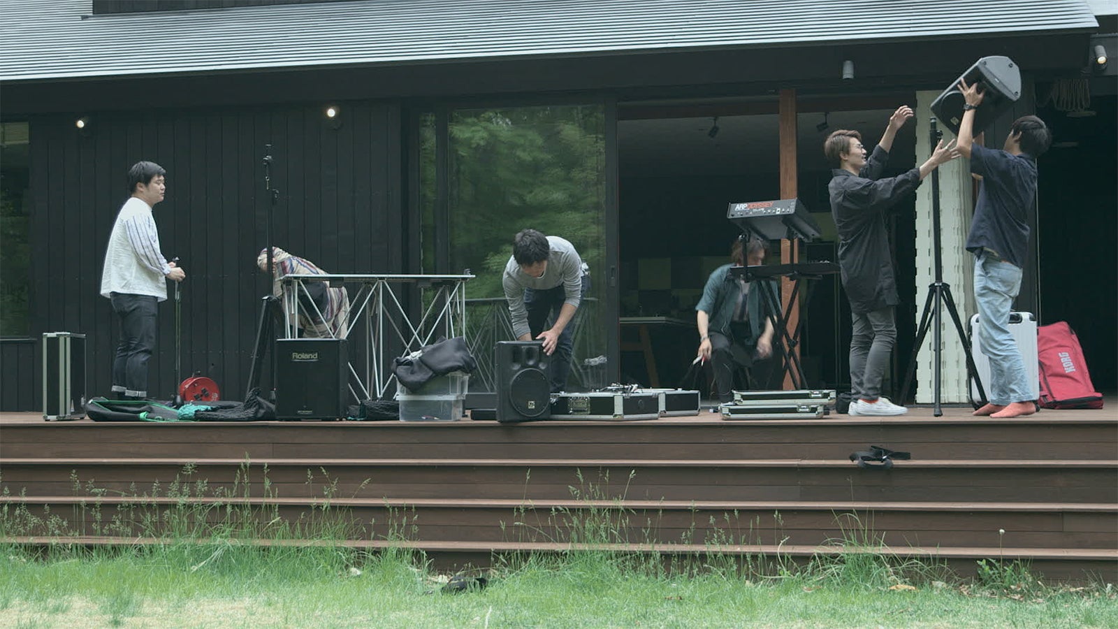 機材を準備する翔平ら「TERRACE HOUSE OPENING NEW DOORS」31st WEEK（C）フジテレビ／イースト・エンタテインメント