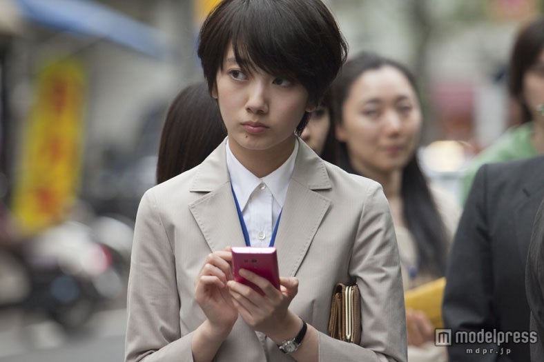 波瑠／NTT ドコモ「dマーケット BOOKストア」新TVCM「新社会人のきみへ」編メイキングショット