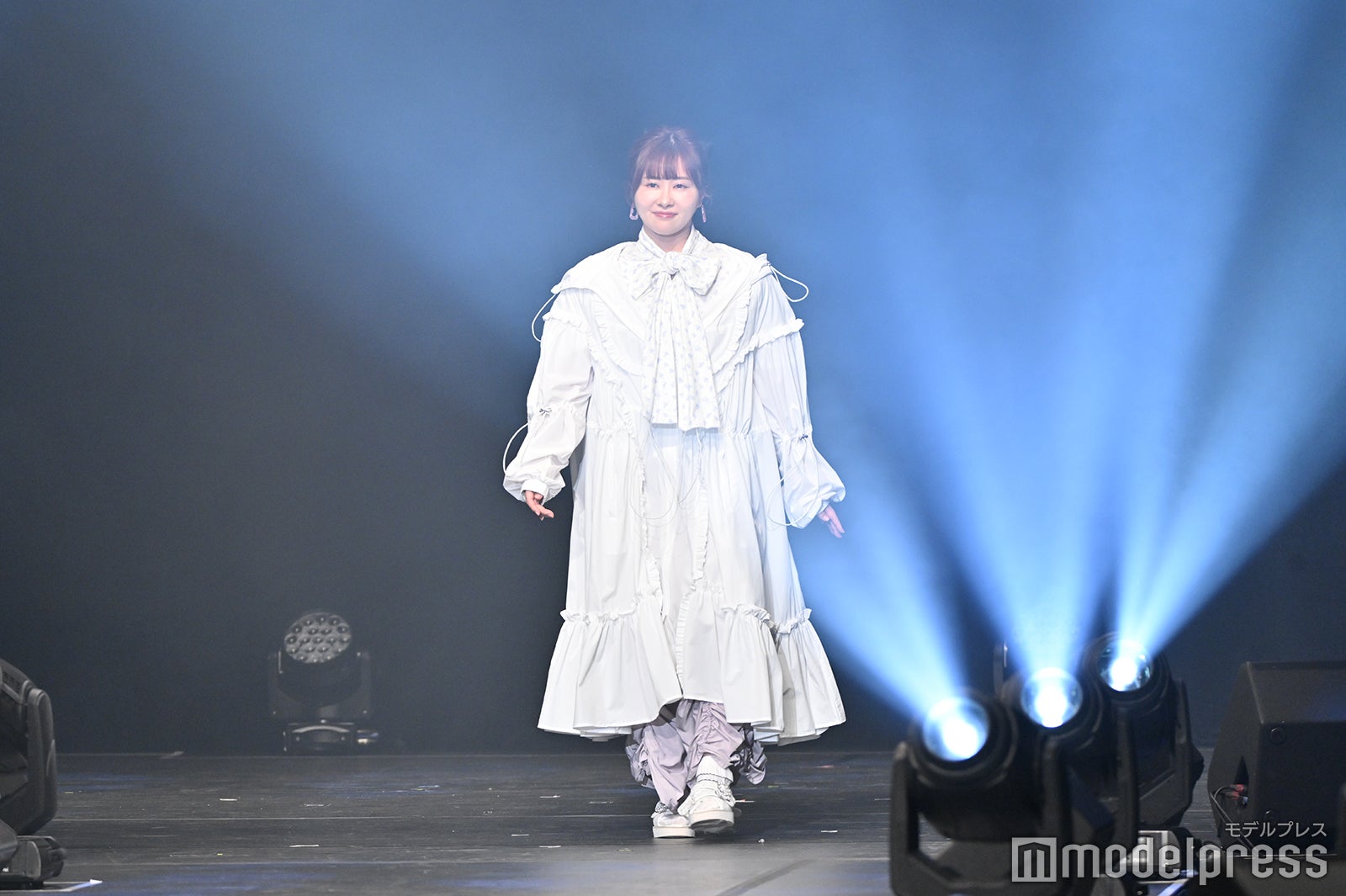 (エミリン様) エミリン、“奇跡の1枚”公開で赤面「全部操られてます」モデルに