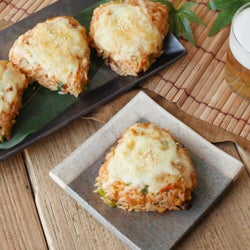 旨辛〆ごはん「豚キムチーズの焼きおにぎり」の作り方
