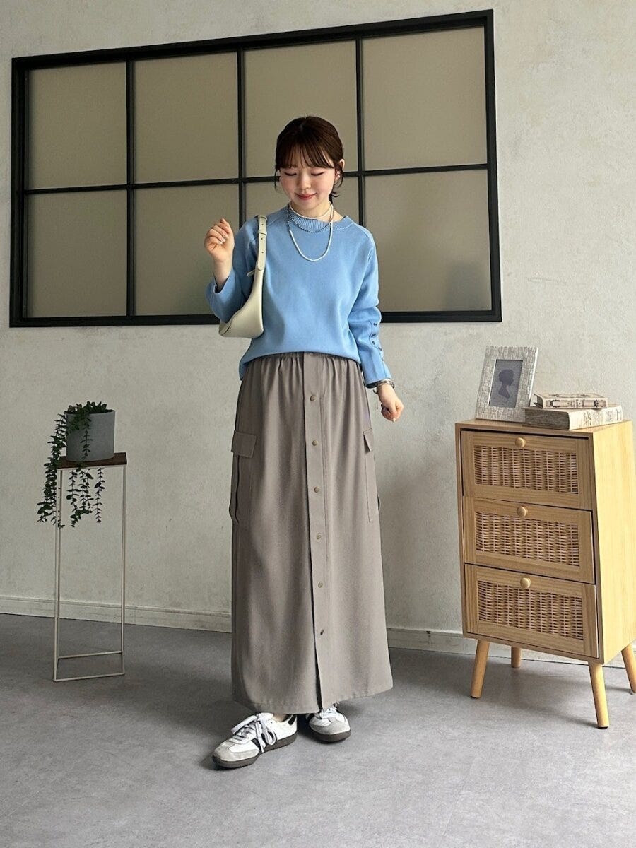グレージュスカートコーデ 2026春大人女性おすすめブルーニットグレージュスカートコーデ