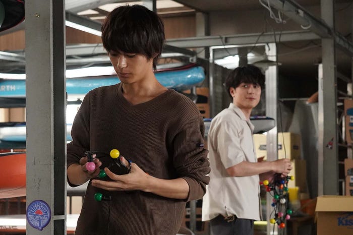 神尾楓珠、間宮祥太朗「真夏のシンデレラ」第8話より(C)フジテレビ