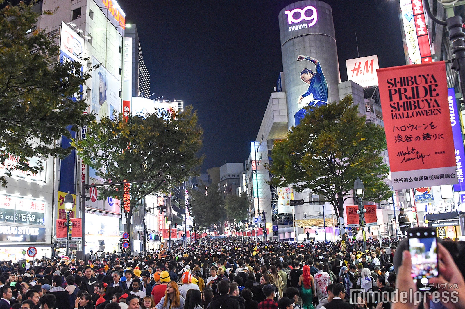 ハロウィン渋谷 歩行者天国 出現 仮装集団でごった返し通行規制 モデルプレス