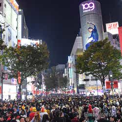 モデルプレス - ハロウィン渋谷「歩行者天国」出現 仮装集団でごった返し通行規制
