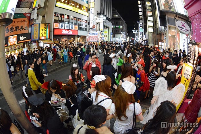 ゲームセンターのプリクラには長蛇の列/渋谷の街の様子